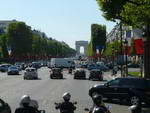 Paris  Stadtrundfahrt die Avenue des Champs Elysees mit dem Arc de Triomphe.